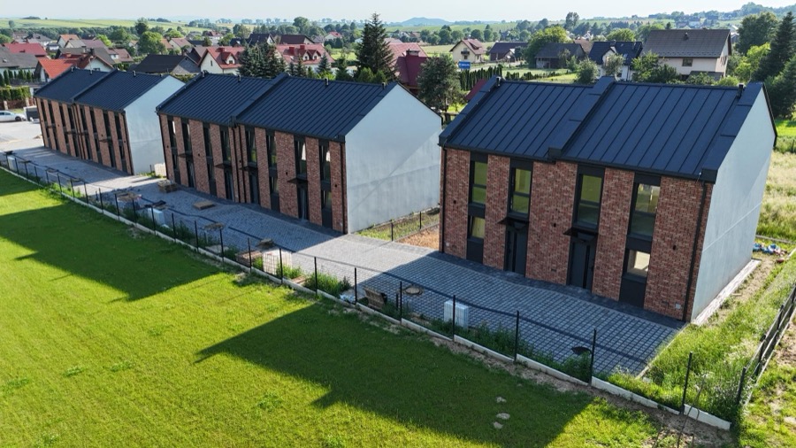 Montis Coronae Mników — domy w zabudowie bliźniaczej z elewacją z cegły